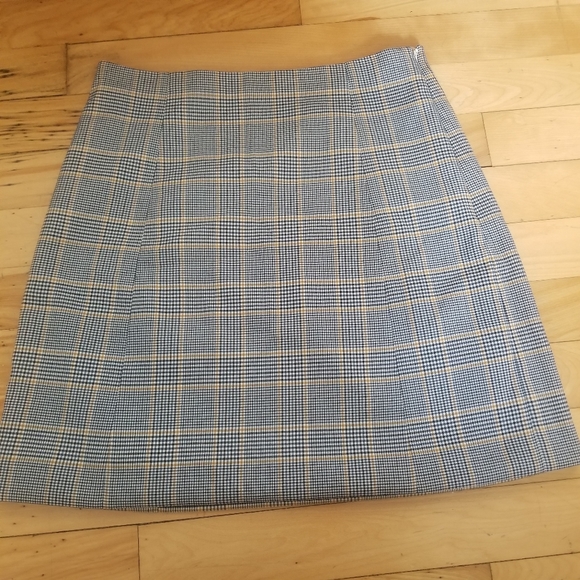 Babaton Dresses & Skirts - Babaton skirt size 8